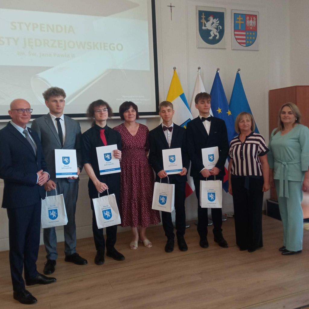 Nasi stypendyści wraz z dyrekcją szkoły i przedstawicielami starostwa