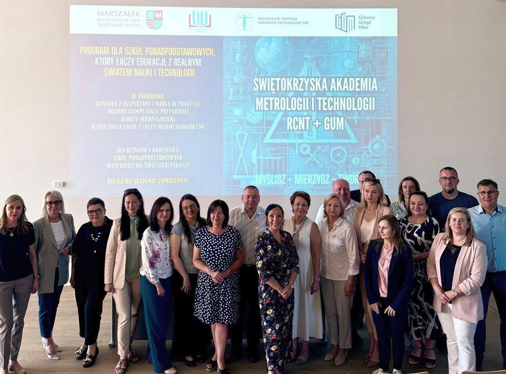 Uczestnicy konferencji na wspólnym zdjęciu