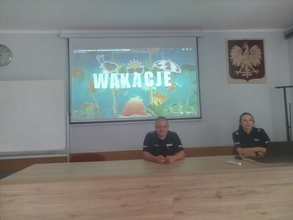 Przedstawiciele policji podczas spotkania z uczniami Konarskiego