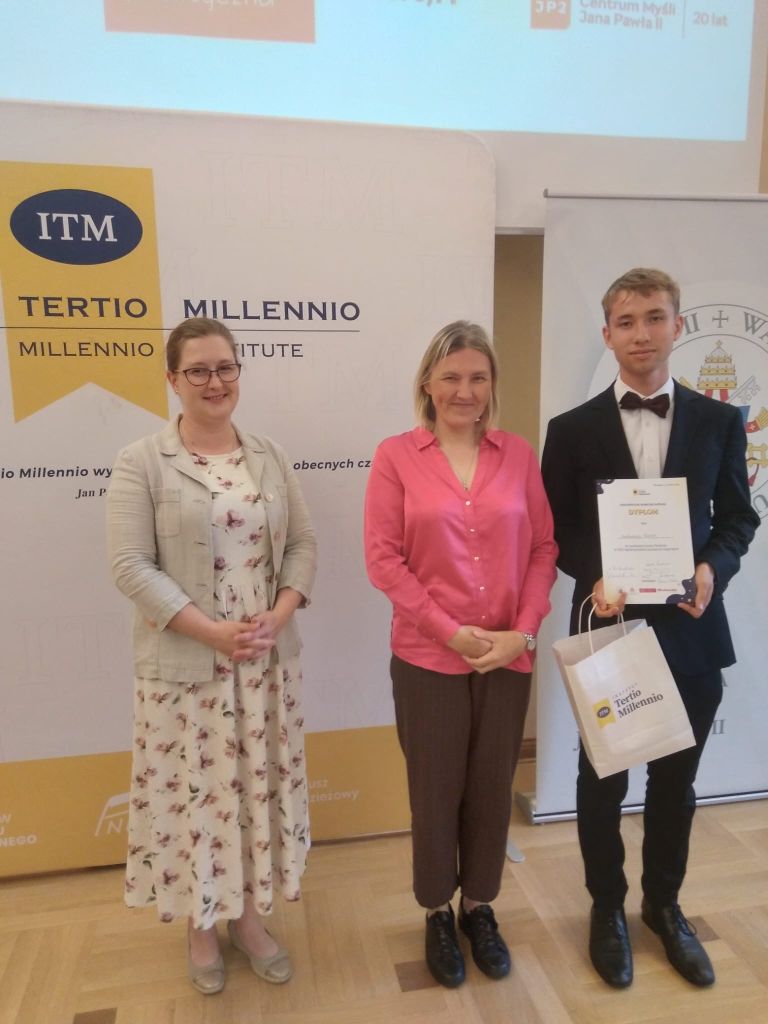 Nasz laureat z przedstawicielami organizatorów