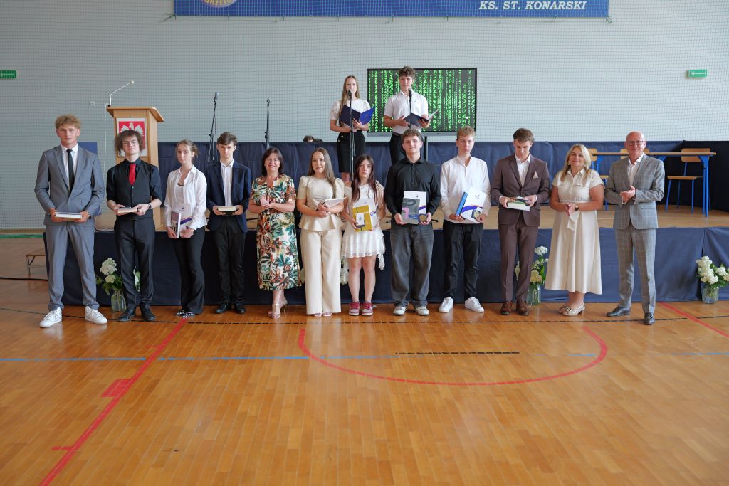 Uczniowie Technikum ze Złtymi Medalami Ucznia