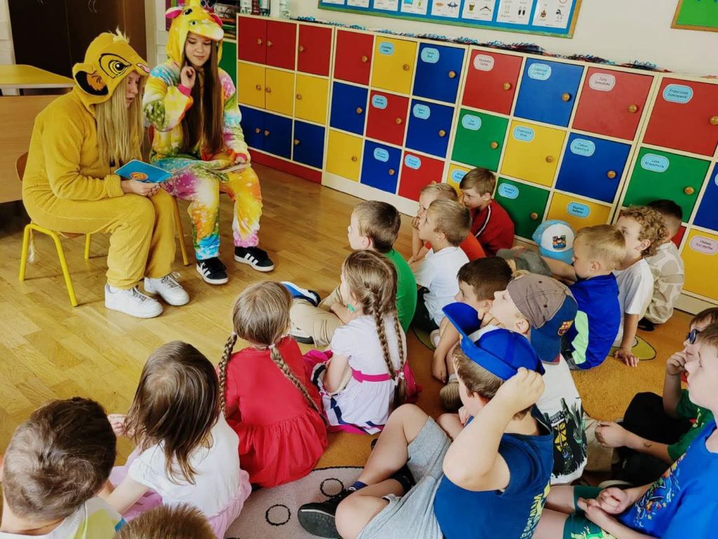 Uczennice Konarskiego czytają dzieciom z Przedszkola nr 1 w Jędrzejowie