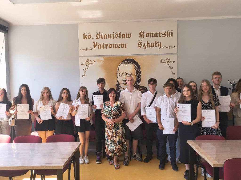 Uczestnicy projektu z zaświdczeniami
