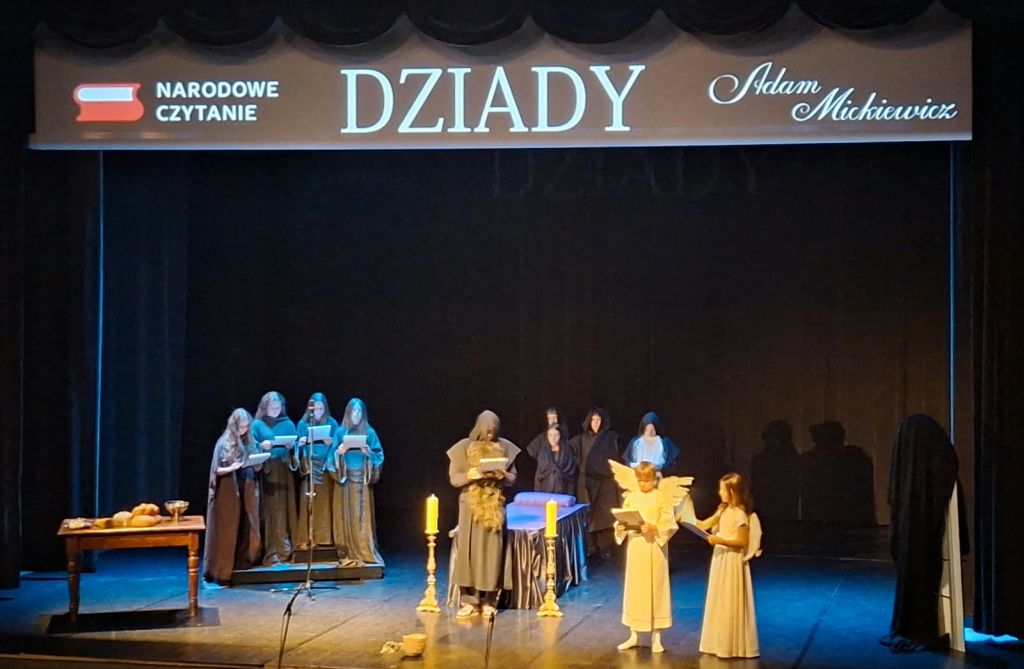 Narodowe czytanie na scenia Centrum Kultury w Jędrzejowie