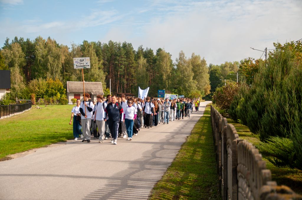 Uczniowie Konarskiego z pierwszych klas podczas rajdu pieszego