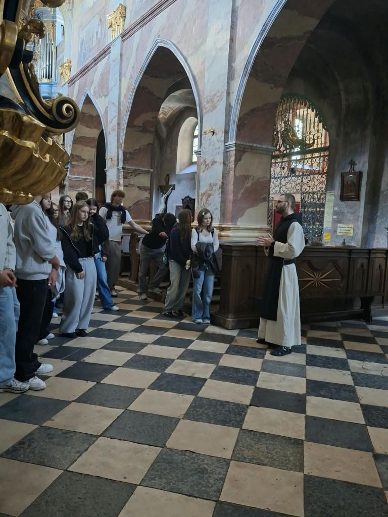 Uczniowie Konarskiego podczas lekcji w klasztorze Cystersów