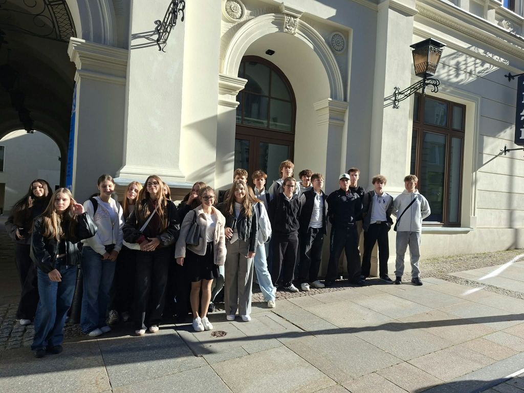 Uczniowie Konarskiego przed Teatrem Żeromskiego