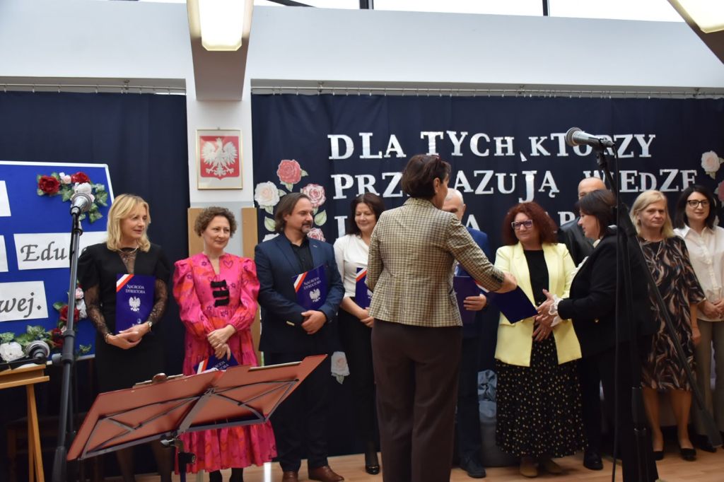 Nagrodzeni nauczyciele na wspólnym zdjęciu