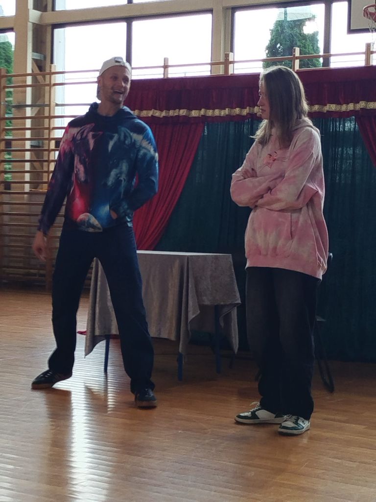 Aktorzy na scenie